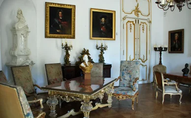 Az Esterházy-kastély barokk terme festményekkel és antik bútorokkal Fertőd Esterházy Kastély