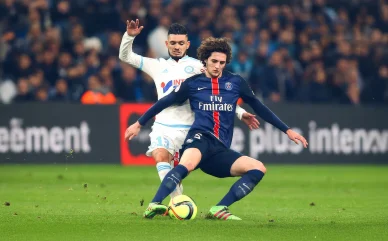 Adrien Rabiot disputant un match avec le PSG. Adrien Rabiot avec le Paris Saint-Germain en Ligue 1.