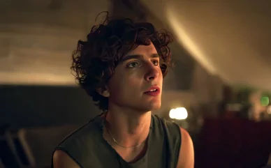 Timothée Chalamet dans une publicité. Timothée Chalamet dans une scène publicitaire.