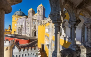 Architecture colorée du Palais de Pena. Façades du Palais de Pena à Sintra.
