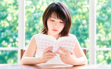 趣味・特技・好きなこと 本を读んでいる浜辺美波