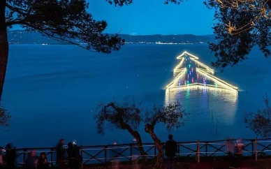 Albero di Natale sul Lago Trasimeno Albero sul Lago Trasimeno