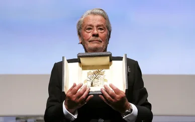 Alain Delon recevant la Palme d’or d’honneur au Festival de Cannes.