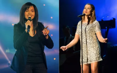 Chimène Badi sur scène en duo avec une autre chanteuse.