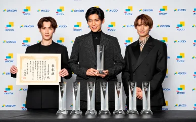 受賞歴 Snow Manの渡辺翔太、目黒蓮、向井康二とオリコン年間ランキング2024のトロフィー