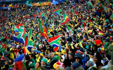 Foule LGBT drapeaux Arc-en-ciel d’Afrique.