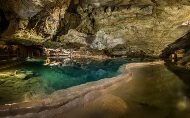 Eaux cristallines du lac souterrain du Gouffre de Padirac. Lac souterrain calme à l’intérieur du Gouffre de Padirac.