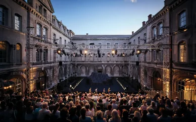 Représentation théâtrale dans un lieu patrimonial du Festival d’Avignon.