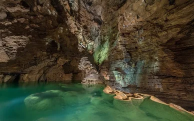 Bassins naturels et formations calcaires du Gouffre de Padirac. Paysage minéral unique du lac des Gours au Gouffre de Padirac.