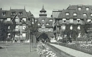 Photographie historique en noir et blanc de l'Hôtel Barrière Le Normandy, un joyau du patrimoine du Groupe Barrière.