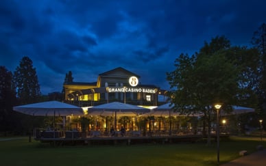 Baden Grand Casino bei Nacht mit festlich beleuchteter Fassade