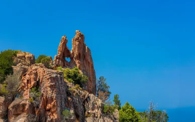 Cœur de Piana, formation emblématique des Calanques de Piana. Formation rocheuse en forme de cœur dans les Calanques de Piana, symbole naturel de la Corse.