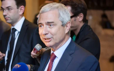 Claude Bartolone répondant aux journalistes.