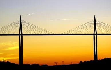 Silhouette du Viaduc de Millau au coucher du soleil.