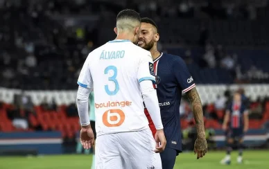 Altercation entre joueur du PSG et joueur adverse sur le terrain.