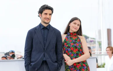 Louis Garrel aux côtés de Laetitia Casta lors d’une séance photo officielle.