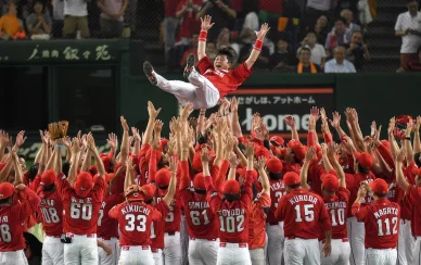 広島復帰時代 チームは勝利後、高広真を空中に投げ上げる