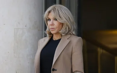 Brigitte Macron tenue élégante sortie officielle. Brigitte Macron manteau beige style élégant.
