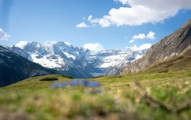 Printemps au Cirque de Gavarnie. Paysage printanier du Cirque de Gavarnie avec sommets enneigés.