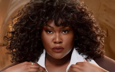 Portrait rapproché de Yseult, coiffure élégante et regard déterminé.