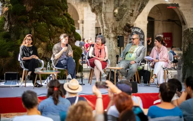 Rencontre publique et débat intellectuel au Café des idées du Festival d’Avignon.