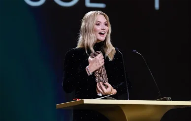 Virginie Efira récompense César photo cérémonie cinéma. Virginie Efira César meilleure actrice Revoir Paris.