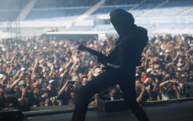 Guitarrista no concerto Evil Live 2025