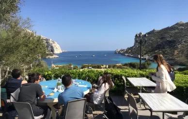 Restaurant avec vue sur la Calanque de Sormiou. Terrasse du restaurant Le Château avec vue sur la Calanque de Sormiou.