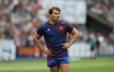 Antoine Dupont mains sur les hanches lors de l’échauffement avec la France.