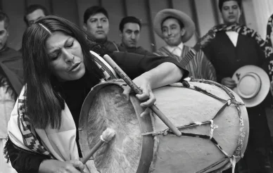 Mercedes Sosa gra na bębnie