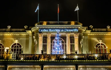 La façade resplendissante du Casino Barrière de Deauville, une invitation à la sophistication et au divertissement.