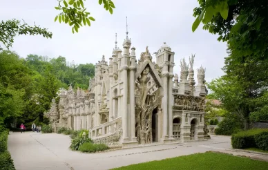 Façade sud et colonnes du Palais idéal du facteur Cheval. Architecture de la façade sud du Palais idéal du facteur Cheval.