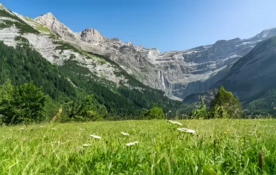 Été au Cirque de Gavarnie. Prairies verdoyantes et falaises du Cirque de Gavarnie en été.