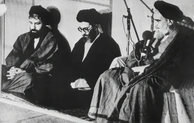 Ali Hosajni Chamenei (w środku), mianowany trzecim prezydentem Islamskiej Republiki Iranu, 1981 r.