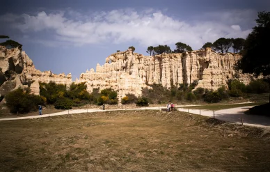 Sentier principal des Orgues d’Ille-sur-Têt avec visiteurs. Chemin de visite menant au cœur des Orgues d’Ille-sur-Têt.
