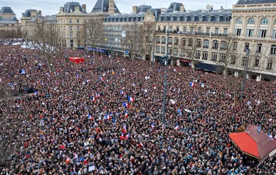 Manifestations en France : marche républicaine. Manifestations en France : foule à Paris en 2015.