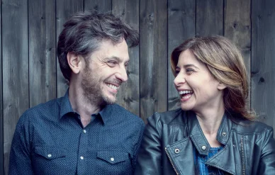 Julie Zenatti et Benjamin Bellecour partageant un moment complice.