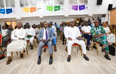 Participants à une conférence institutionnelle organisée par l’Agence Bénin Presse.