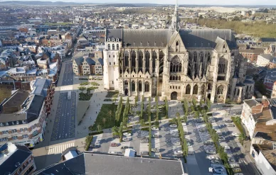 Image aérienne montrant la basilique gothique et les quartiers environnants de Saint-Quentin. Vue aérienne de la basilique et du centre historique de Saint-Quentin.