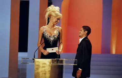 Jamel Debbouze sur scène aux côtés d'Adriana Karembeu.