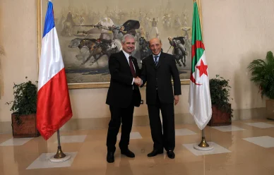 Claude Bartolone serrant la main d’un responsable algérien.