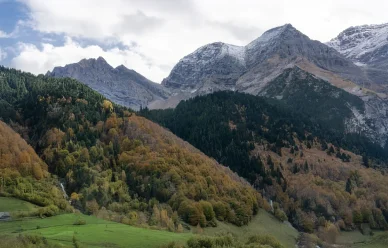 Automne au Cirque de Gavarnie. Forêts colorées en automne au Cirque de Gavarnie.