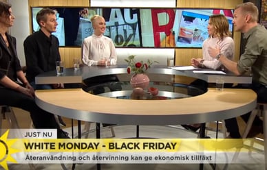 Diskussion i svensk TV-studio om White Monday och hållbar konsumtion.
