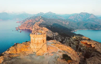 Tour de Turghiu, panorama sur les Calanques de Piana. Tour génoise de Turghiu dominant les Calanques de Piana au coucher du soleil.