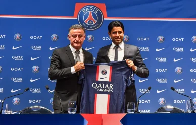 Présentation d’un nouvel entraîneur du PSG avec le président.