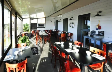 Intérieur de Triskell, ambiance chaleureuse et marine. Salle lumineuse de la Crêperie Triskell avec véranda.