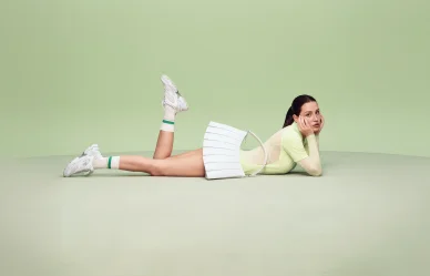 Adèle Exarchopoulos en shooting mode sur fond vert pastel.