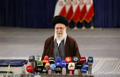 Ali Hosajni Chamenei — wizerunek ascety i prawdziwe centrum władzy