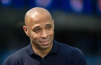 Portrait récent de Thierry Henry avec un sourire discret.