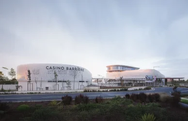 Façade moderne du Casino Barrière Cap d'Agde au coucher du soleil.